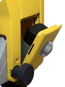 Аккумулятор и отсек под него в тахеометре серии Trimble M3